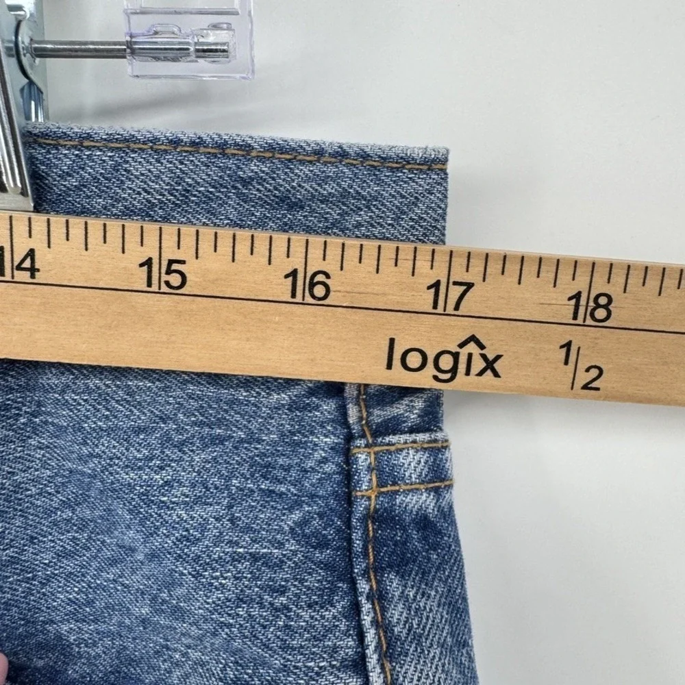 Levis versatile flaws